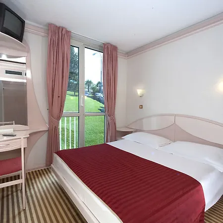 Zorna Plava Laguna פורץ